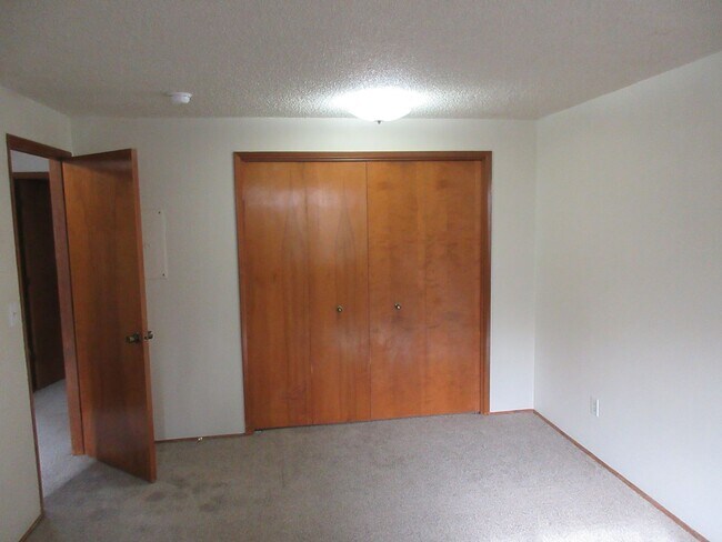 Building Photo - 1/2 off 1st month 2 Bed w/ garage