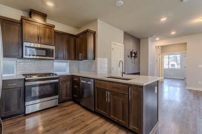 Building Photo - 6280 SE Genrosa St