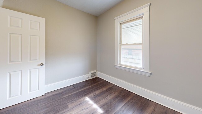 Building Photo - Lease to own! 5 bedroom/1 bath, Old Brooklyn.