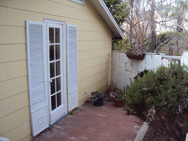 Rear - 2612 Victoria Dr