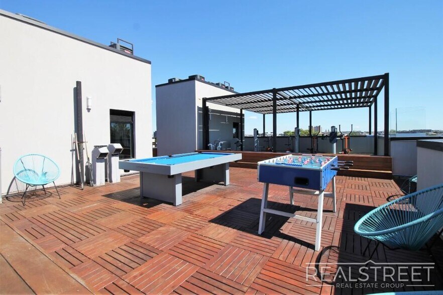 Building Photo - Luxury 2 BR in Bushwick with Balcony & Roo...
