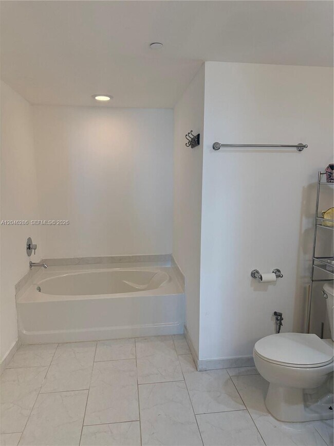 Building Photo - 950 Brickell Bay Dr