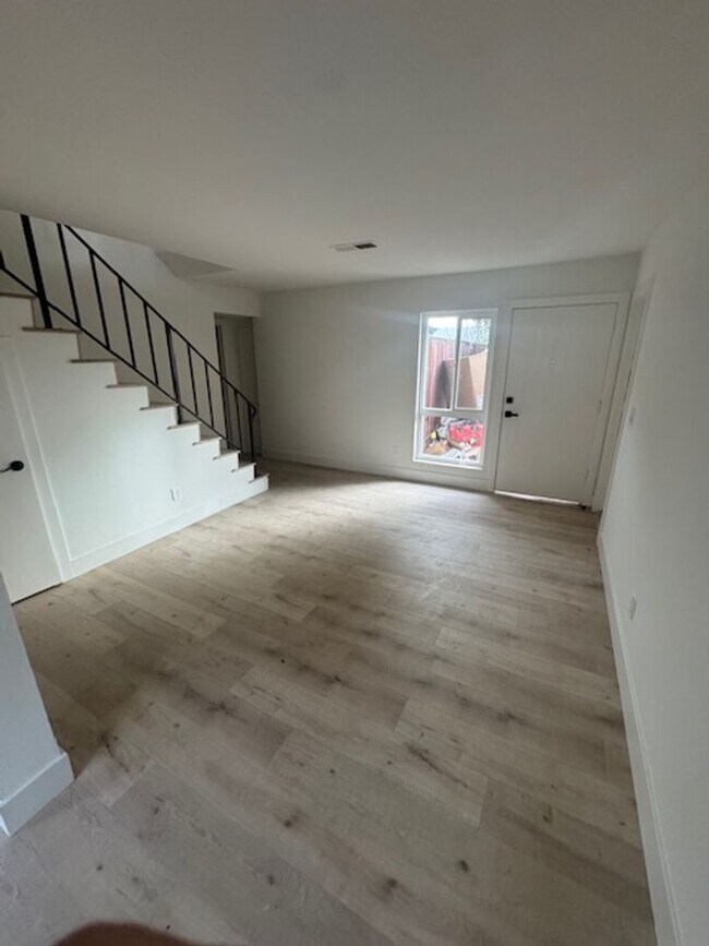 Building Photo - Torrington Circle Westminister