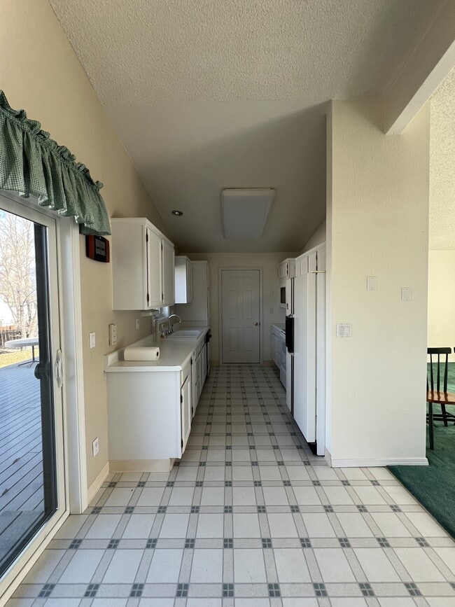 Building Photo - 454 Paxon St