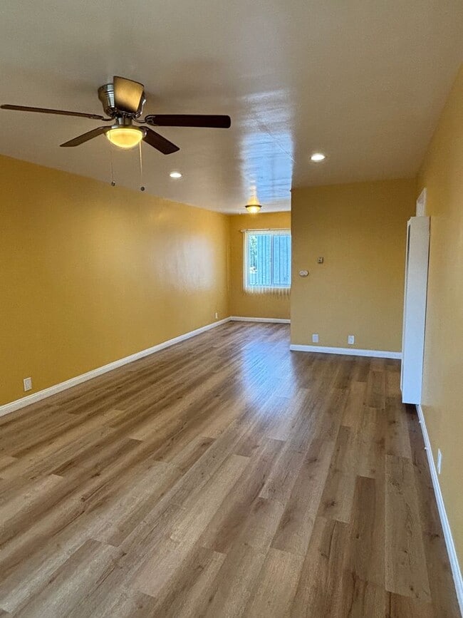 Building Photo - Spacious 1 bedroom available now in Long B...