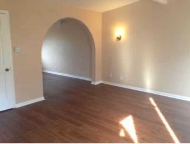 Building Photo - Charming 2 Bdrm/1.5 Bath Townhouse in South Hills