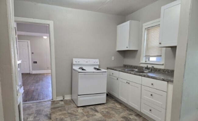 Building Photo - Charming 3 Bedroom