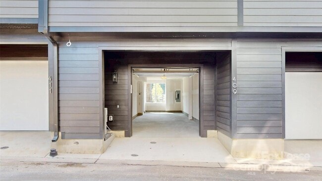 Building Photo - 409 Devender Ln