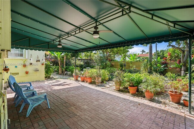 Building Photo - 2460 SW 24th St