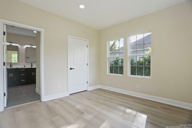 Building Photo - 207 Alvarez Pl