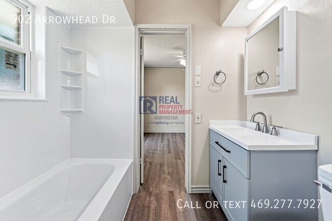 Building Photo - 902 Arrowhead Dr