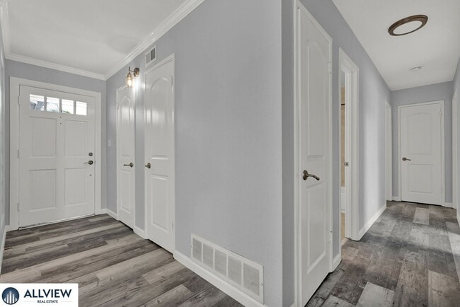 Building Photo - Charming & Light-Filled 3 Bed/2 Bath Home ...