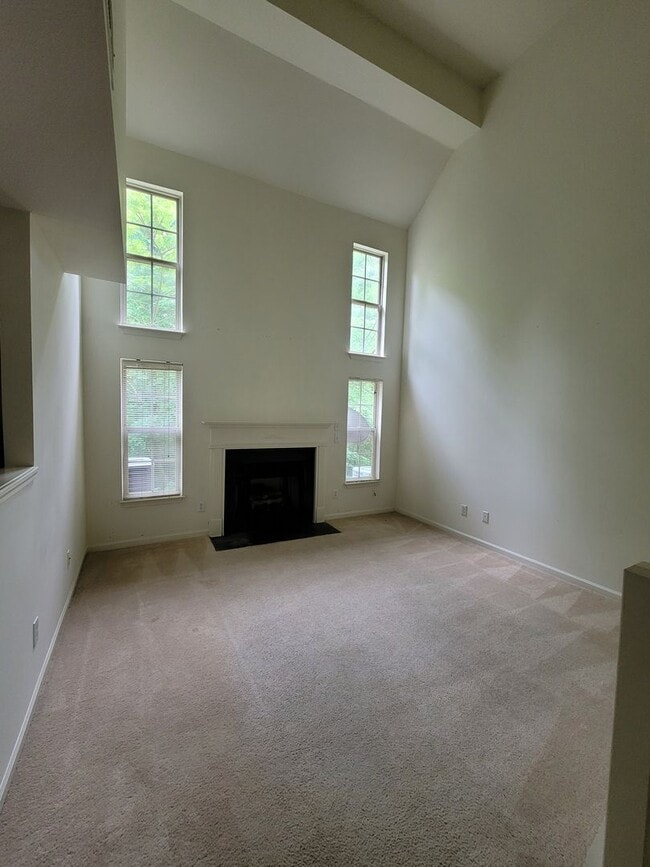 Building Photo - 3 BR townhome in Jamestown!