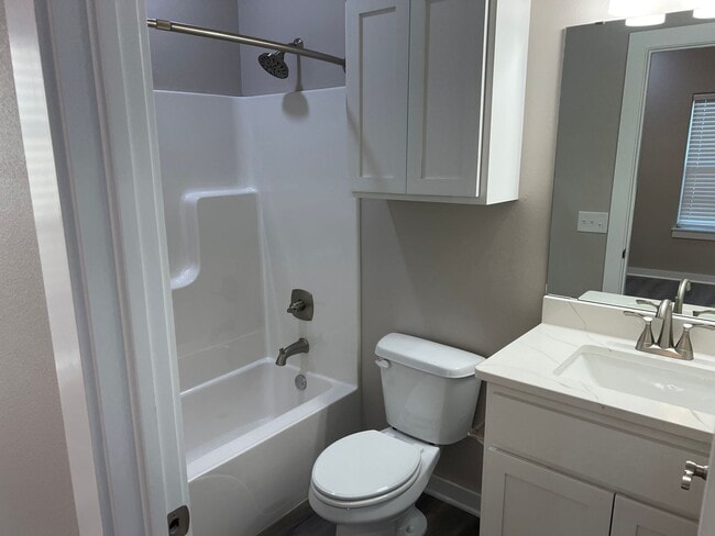 Building Photo - 923 Callie Ave