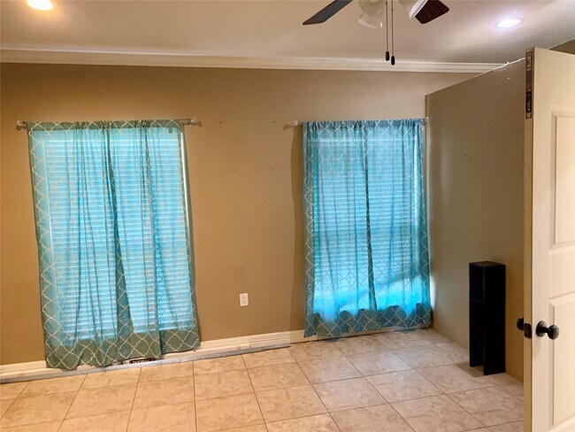 Building Photo - 2433 Duncan Dr