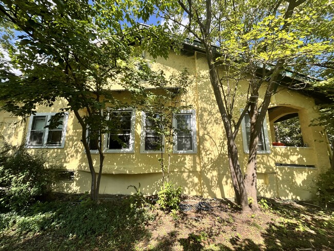 Building Photo - 204 W Yates St