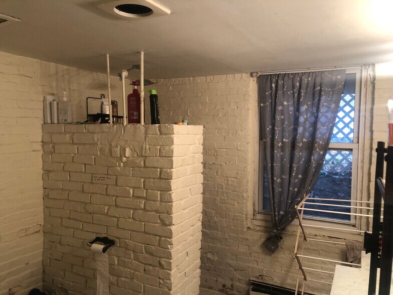 Building Photo - 100 College St