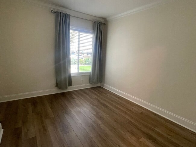 Building Photo - Upgraded 3 Bed, 2 Bath with large family room!