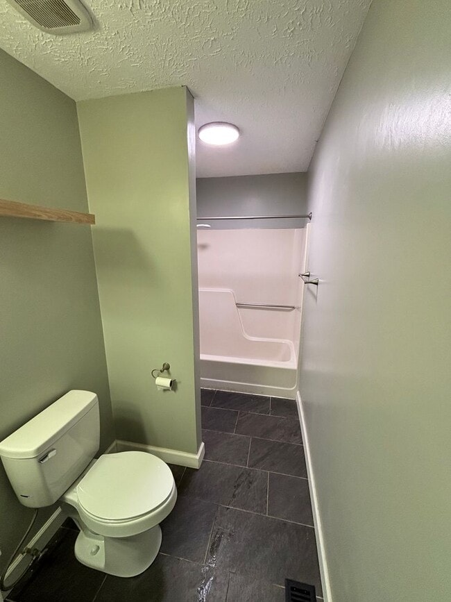 Building Photo - Spacious 3BR Rancher Near Washington Pike – Quiet Setting, Minutes to Downtown!