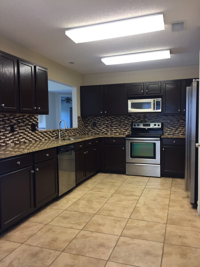 Building Photo - 550 Hassocks Loop