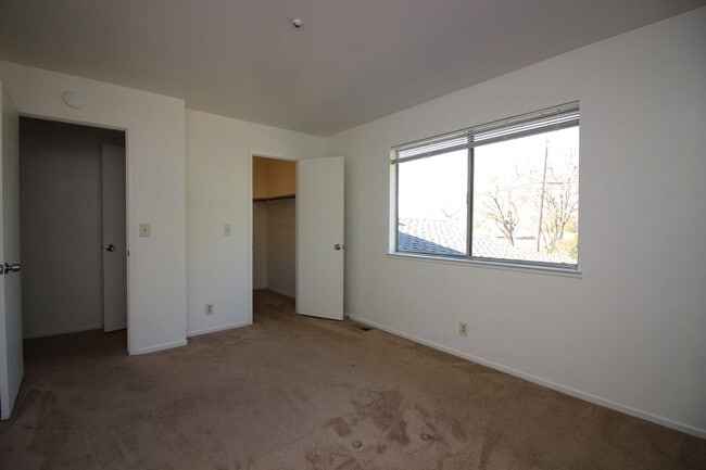 Building Photo - 2 Bedroom Condo Near Coddingtown
