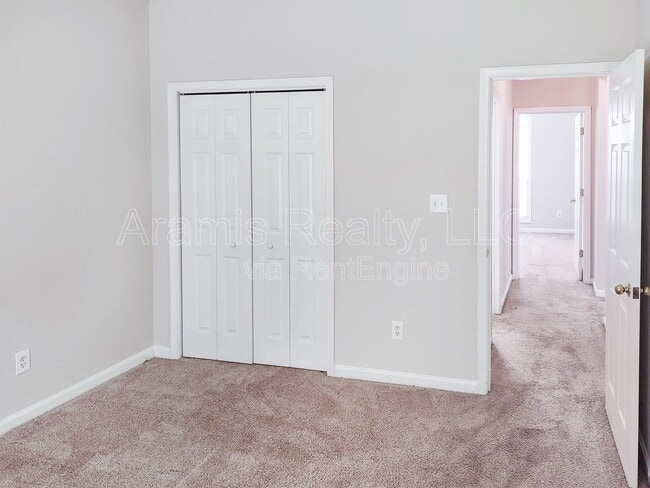 Building Photo - 553 Washington Dr