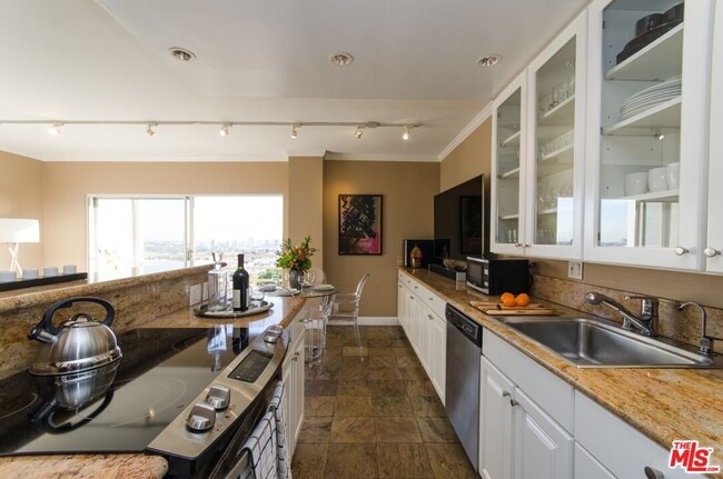 Building Photo - 1131 Alta Loma Rd