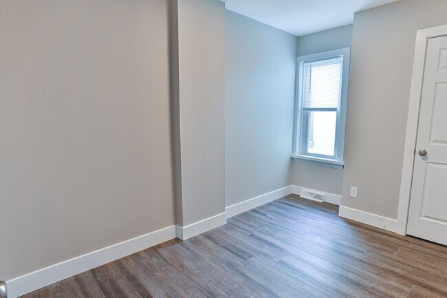 Building Photo - 2 Bedroom Single Family on N 4th St