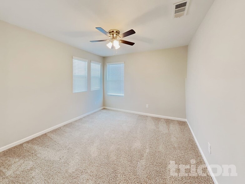 Building Photo - 404 Willow Creek Dr