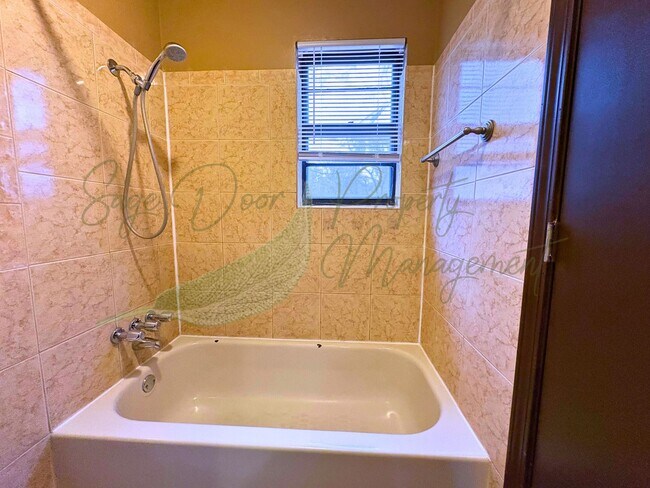 Building Photo - Stylish Blue Springs Home With Fresh Updates & Great Natural Light