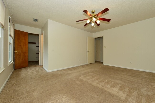 Building Photo - Gourmet Kitchen!