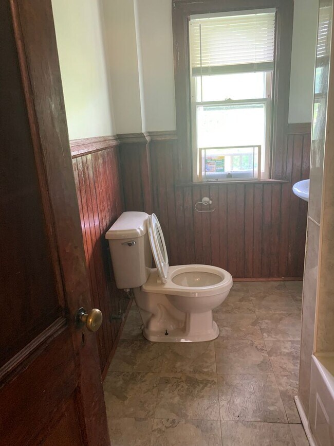 Building Photo - 4 bedroom, 1 bath, 3 story half double house