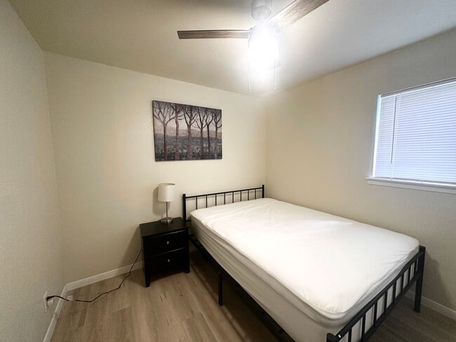 Building Photo - 2 bed 1 bath on Emerald Forest