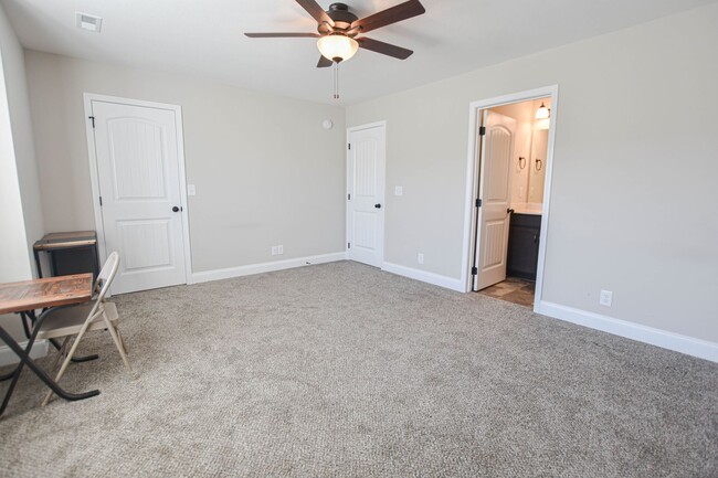 Building Photo - Pet Friendly Two Bedroom with Garage!