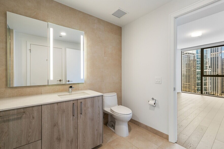 Building Photo - 211 N Harbor Dr