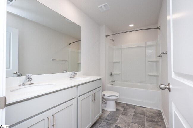 Building Photo - 114 Green Oak Dr