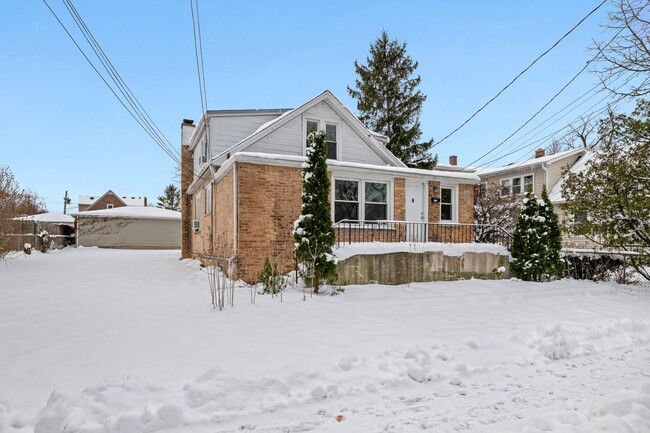 Building Photo - 233 Llewellyn Ave