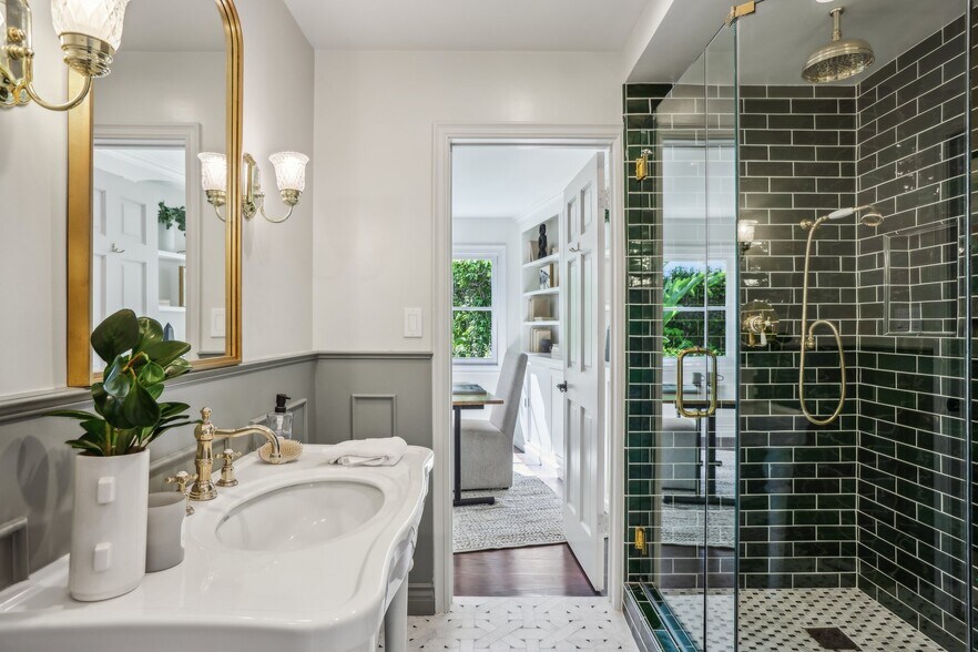 Building Photo - 2411 Mount Olympus Dr