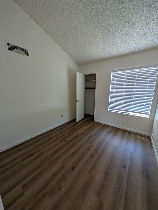 Building Photo - 1430 N Leawood Pl