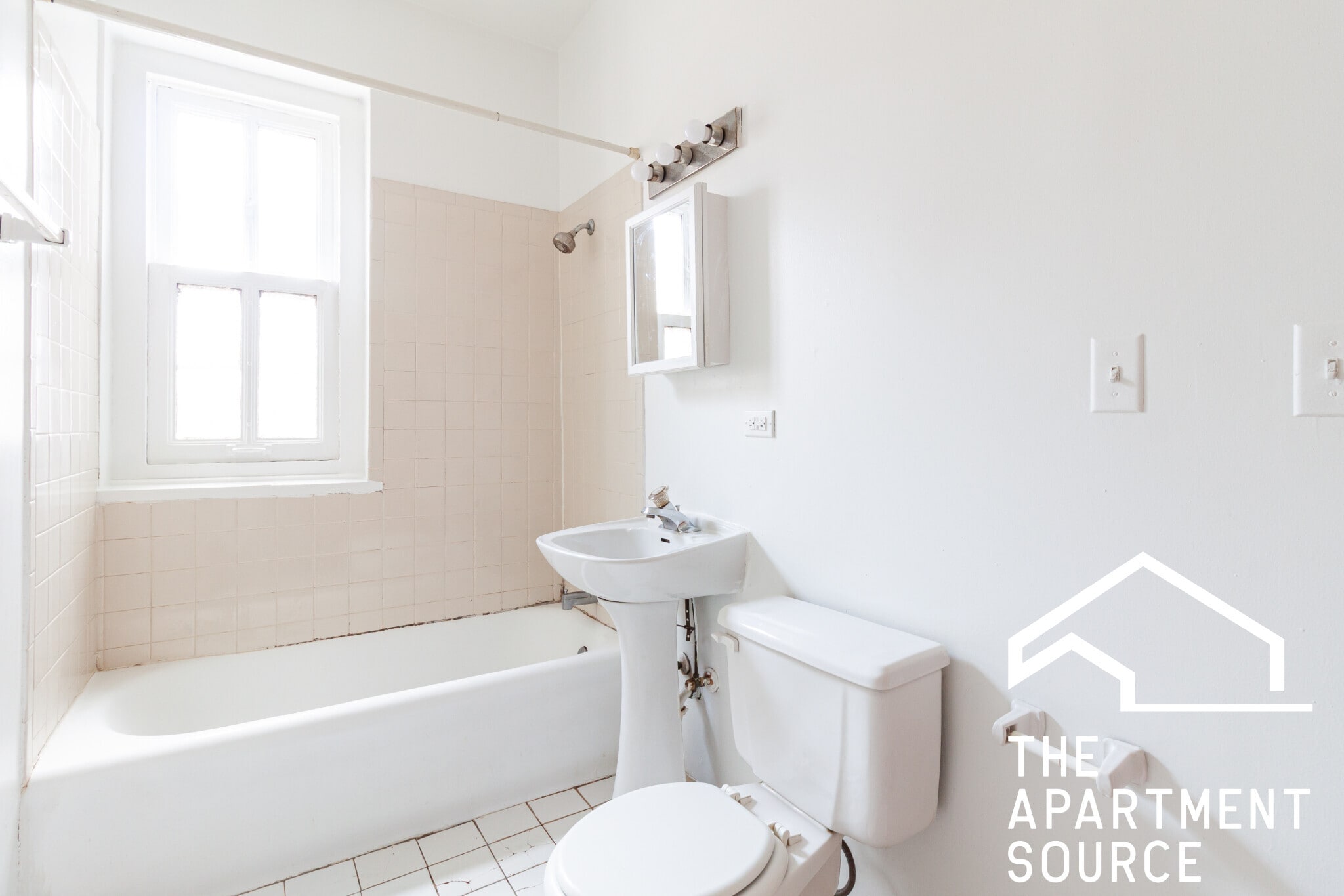 Building Photo - 634 W Barry Ave