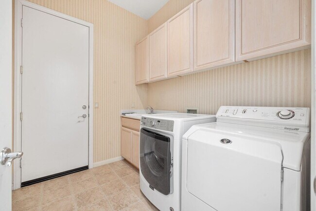 Building Photo - 48145 Paso Tiempo Ln