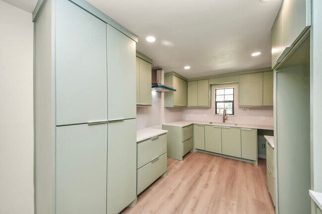 Building Photo - 2404 Grape Ln