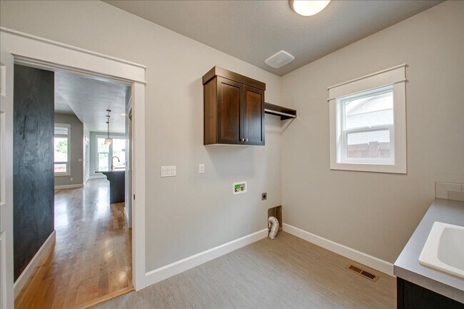 Building Photo - Beautiful Home in Desired Hazelwood Subdiv...
