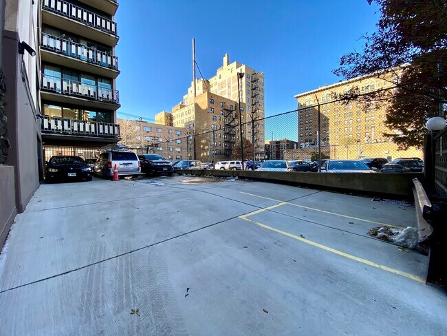 Building Photo - 6150 N Kenmore Ave