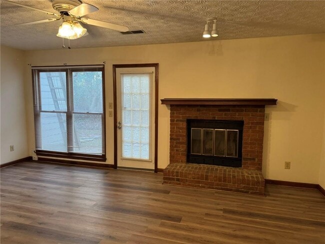 Building Photo - 1105 Booth Ct SW