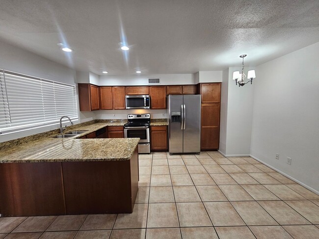 Building Photo - 3 bedroom 2 bath - North Phx home - single...