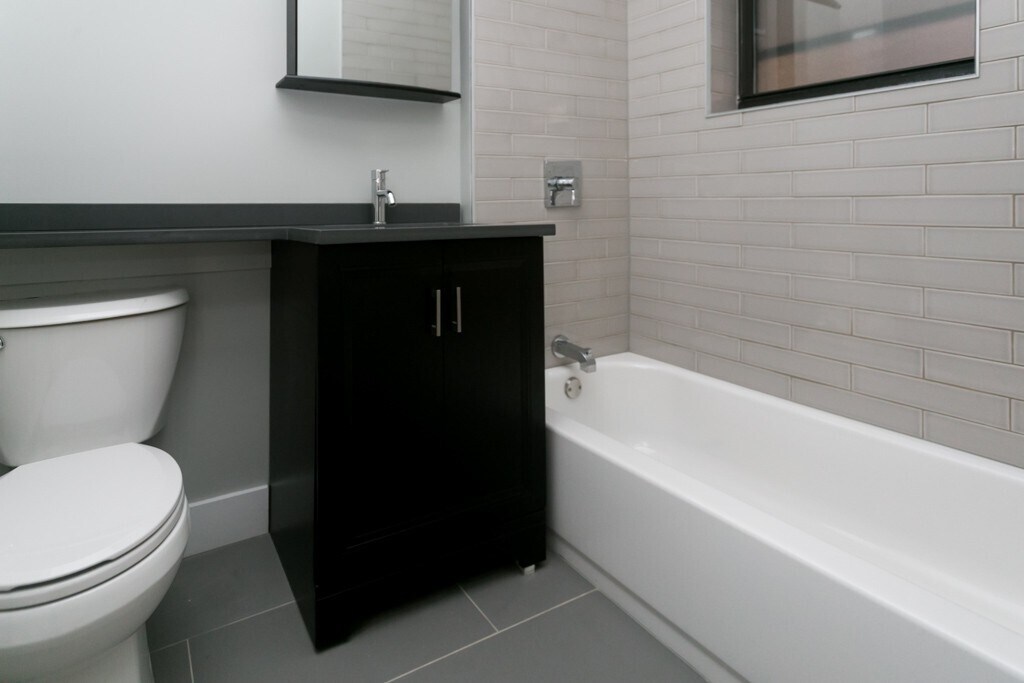 Building Photo - 4424 N Wolcott Ave