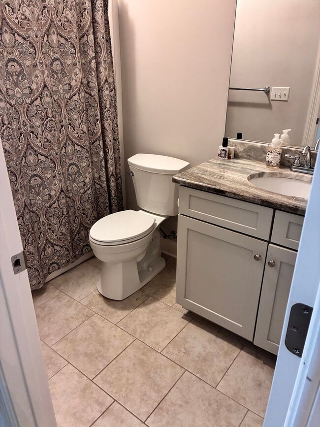 Building Photo - 4 bed 4.5 bath unit in West End neighborhood!