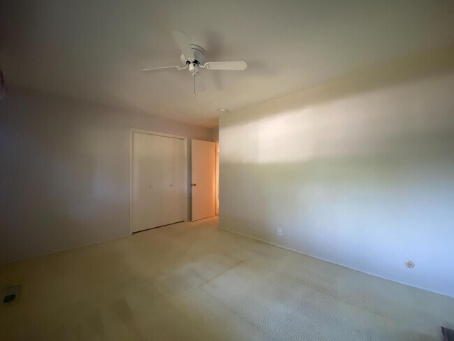 Building Photo - 1217 W Tenaya Way