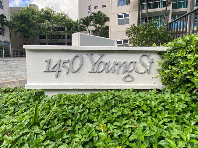 Building Photo - 1 Bedroom / 1 Bathroom Condo with Lanai + ...